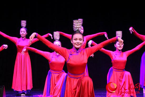 內(nèi)蒙古藝術(shù)學(xué)院舞蹈演員表演的群舞《祝福》拉開了“草原之聲”演出的帷幕。