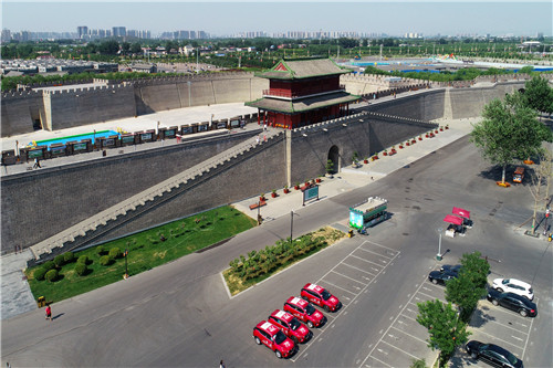 ”沿習(xí)之路“采訪車隊在正定縣古城南門下的免費停車場。-河寧 攝(無人機航拍)_副本.jpg