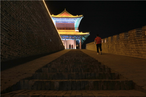 為了保護文物，消減火災(zāi)隱患，正定縣的旅游點，參觀者必須接受禁帶火種檢查。-河寧 攝.jpg